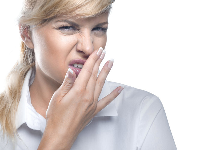 Zápach z úst (halitóza): Príčiny, typy zápachu a ako sa ho zbaviť